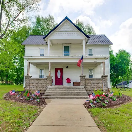 Spacious Missouri Vacation Rental With Fire Pit!